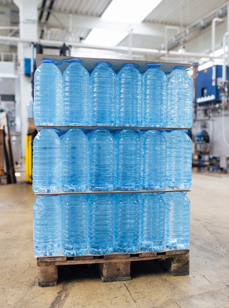 fabrica-de-engarrafamento-linha-de-engarrafamento-de-agua-para-processamento-e-engarrafamento-de-agua-pura-em-garrafas-azuis-foco-seletivo_473712-850